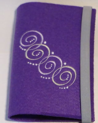 Stickmotiv Spiralkette in lavendel und Gummi in lavendel auf Filz in lila