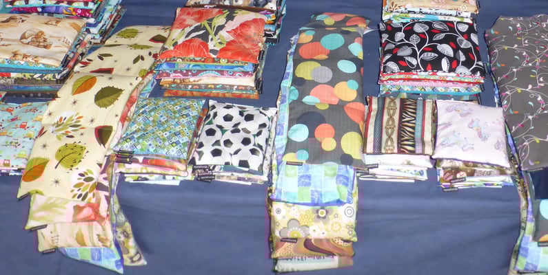 Unsere Raps-Kräuter-Kissen zum wärmen sind ein Dauerbrenner - schaut mal in die Rubrik Raps-Kräuter-Kissen und lasst euch von mir die aktuellen Motive der versch. Sorten per Whatsapp senden.