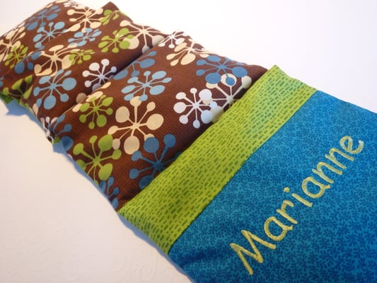 Langes Nackenkissen mit gesticktem Schriftzug, Stoff vergriffen