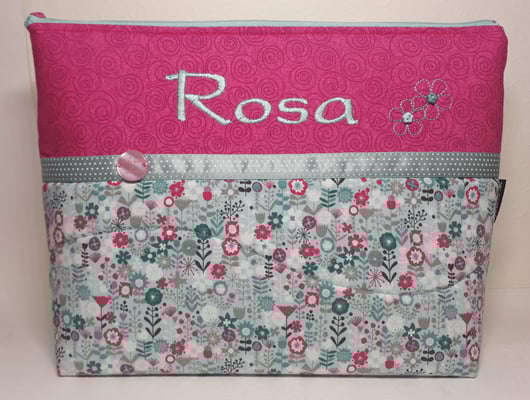 WTB "Blümchenwiese weißgrundig" (gibts auch mintgrundig) mit zwei gestickten Blüten (Stickdatei Tanja Resing himbeerdesign)