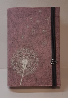 Stickmotiv Pusteblume uni in creme auf Filz in rosenholz-meliert (Stickdatei Rock-Queen) und Metalldeko Kreuz G