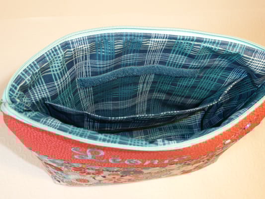 ...Innenfutter aus beschichteter Baumwolle mit separatem Fach mit Klettverschluss