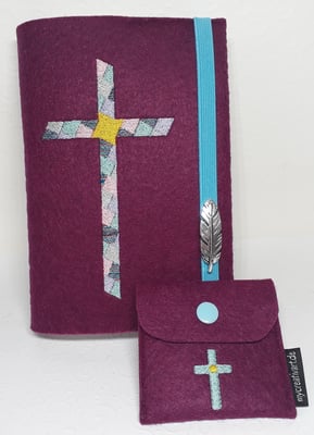 Stickmotiv Mosaikkreuz in Pastellfarben auf Filz in hortensie mit Rosenkranztäschchen Kreuz (Stickdatei Tanja Resing- himbeerdesign)