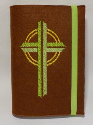 Stickmotiv Kreuz in apfelgrün und Gummi in apfelgrün auf Filz in braun 