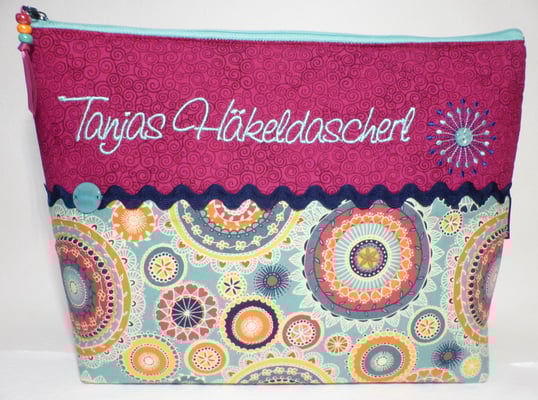 Tasche fürs Häkelzubehör - so hat man (auch unterwegs) alles beisammen, mit Innenfutter aus beschichteter Baumwolle, damit keine Fusseln hängenbleiben und Wolle schön hineingleitet (Stickdatei von Rock-Queen)