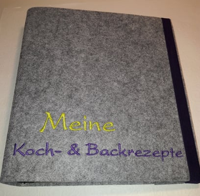Wenn die eigene Rezeptesammlung schön aufbewahrt werden soll - auch ein schönes Geschenk für den Einzug in die erste eigene Wohnung - vielleicht auch schon mit ein paar Rezepten von Mama? Preis wie abgebildet 19€. 