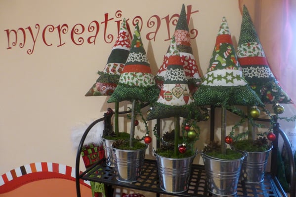 Weihnachtsbäume in klassischen Farben mit etwas goldenem Schimmer