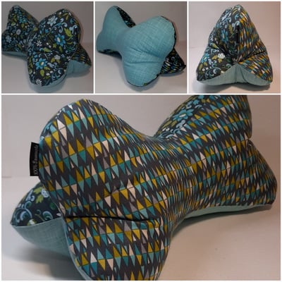 Dieses multifunktionale Kissen ist super als Buchstütze, Tabletlehne, Nackenkissen, Kniekissen, Reisekissen uvm. (20,-). Auch mit geplottetem  Spruch (25€) möglich. Es werden immer drei harmonierende Stoffe kombiniert. 