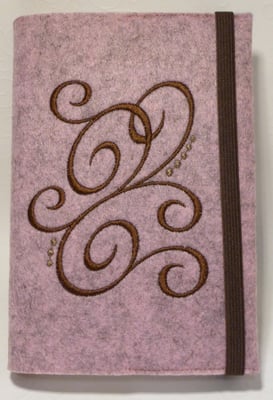 Stickmotiv Ranke in braun mit Gummi in braun auf Filz in rosenholz-meliert