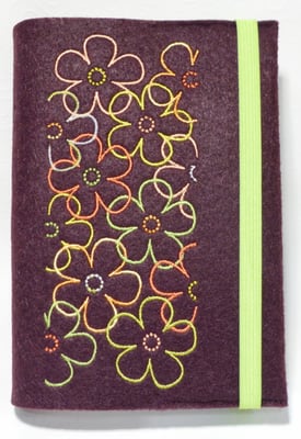 Stickmotiv Blumen in grün-orange auf Filz in burgund