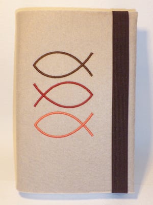 Stickmotiv Fischschwarm in braun-koralle-lachs auf Filz in muschel, Gummi in braun (Stickdatei Rock-Queen)