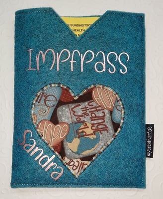 Impfpasshülle mit sinnigem Text im Herz (von dem Stoff ist nur noch wenig da) und Namen (ohne Name 8,50€, mit Name 11 € (vorrätige per Whatsapp-Foto anfordern)