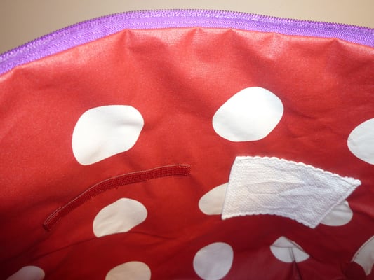 ...mit Innenleben für Schere und Sticknadeln