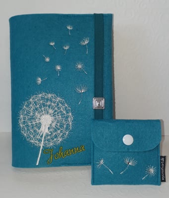 Stickmotiv Pusteblume uni in creme mit Strass auf Filz in mittelblau, Gummi petrol, Metalldeko AD und passendem Rosenkranztäschchen (Stickdateien Rock-Queen)