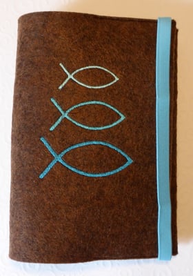 Stickmotiv Fische klein-groß in türkis auf Filz in braun-meliert (Stickdatei von Taera-DIY)