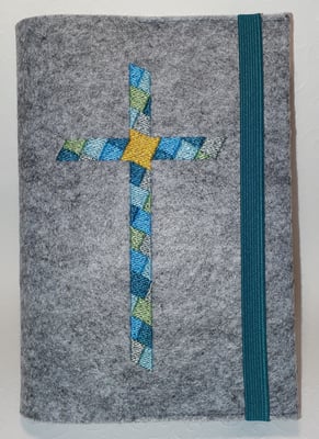 Stickmotiv Mosaikkreuz in Pastell-türkis-grün auf Filz in hellgrau-meliert