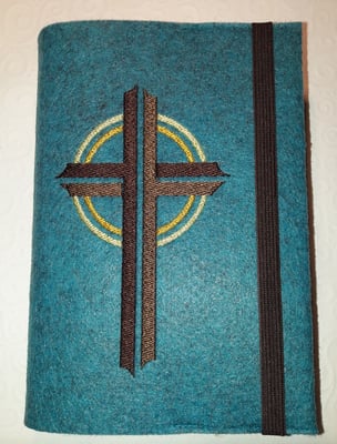 Stickmotiv Kreuz in dunkelbraun-gelb mit Gummi in dunkelbraun auf Filz in lago-meliert