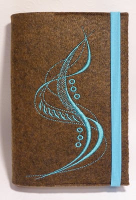 Stickmotiv breite Welle in türkis mit Gummi in türkis auf braun-meliertem Filz