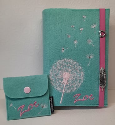 Stickmotiv "Pusteblume uni" in creme mit Strasssteinchen auf Filz in pastell türkis, Gummi + Name in rosa, Metalldeko B und N und passendem Rosenkranztäschchen (Stickdateien Rock-Queen)