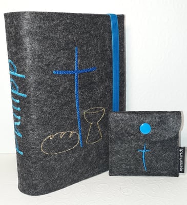 Stickmotiv "Geschwungenes Kreuz, Brot, Kelch" (Stickdatei Brot u. Kelch: Rock-Queen) in gold-blau auf Filz in dunkelgrau-meliert, Gummi in mittelblau