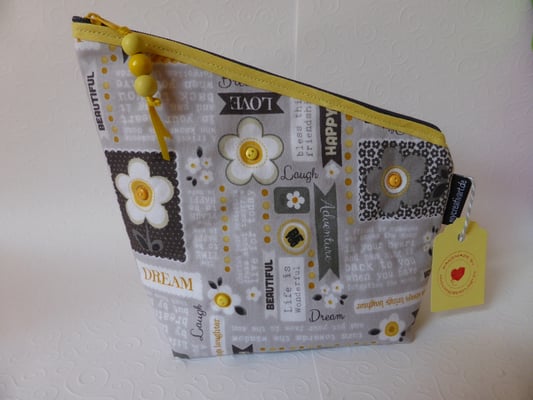 Dieses Täschchen ist echt schräg - und hat kleine Knöpfchen in den Blüten. 