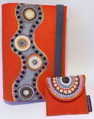 Applizierter Stoff Kreise grau-rot-orange auf Filz in rot mit passendem (Rosenkranz-)Filztäschchen