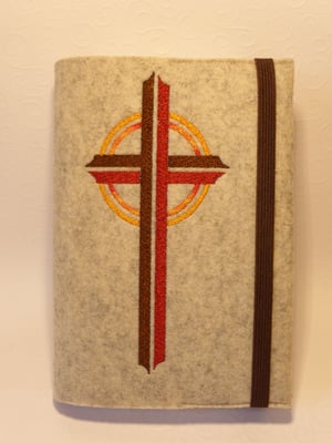 Stickmotiv Kreuz in braun-rot und Gummi braun auf Filz in muschel-meliert