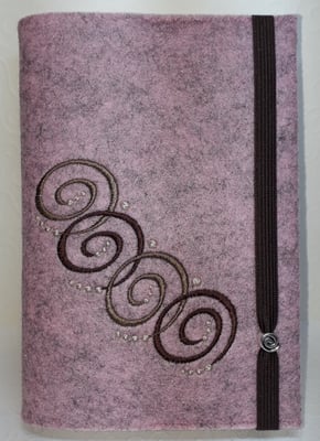 Stickmotiv Spiralkette in nougat-braun auf Filz in rosenholze-meliert