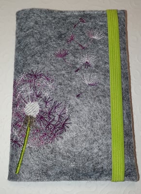 Pusteblume mit vier Farben - ab sofort auch mit verschiedenen Farben möglich! Hier mit Farbverlauf in Beerenfarben und grünem Gummi auf Filz in hellgrau-meliert (Stickdatei: Rock-Queen.de). 