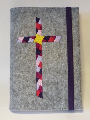 Stickmotiv Mosaik-Kreuz in lila-pink-rosa mit Gummi in lila auf Filz in grau-meliert