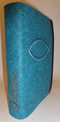 Stickmotiv Dreilagiger Fisch in taupe-petrol-natur mit Gummi braun auf Filz lago-meliert mit Schrift in taupe und Schriftart Saginaw (Stickdatei: Rock-Queen)