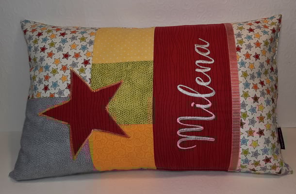 K Patchworkkissen mit appliziertem Stern, hier 25x40 cm, Preis wie abgebildet incl. Inlett 29,-; aber dieser Sternenstoff vergriffen, andere noch vorrätig