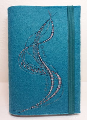 Stickmotiv breite Welle in Farbverlaufsgarn beere-türkis auf Filz in lago mit Gummi in petrol