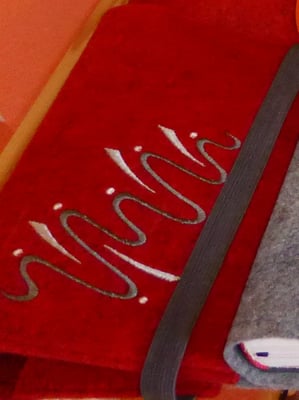 Stickmotiv Wasser in grau-silber mit Gummi in dunkelgrau Filz in rot-meliert