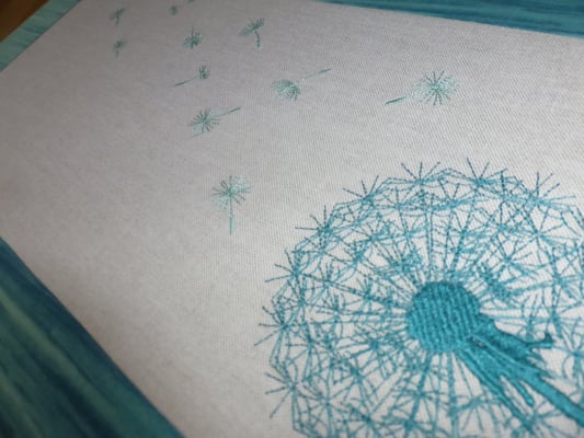 ...hier nochmal im Detail, hier wurde auf eine Art Leinen gestickt (Stickdatei Rock-Queen)