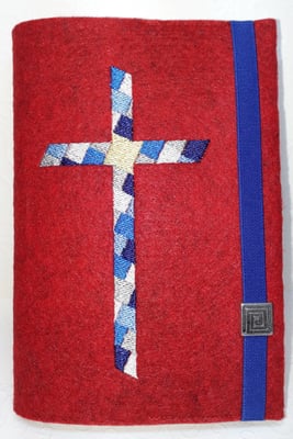 Stickmotiv Mosaik-Kreuz in blau-silber mit Gummi royal auf Filz in rot-meliert