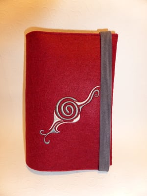 Stickmotiv Schnecke in grau/ silber und Gummi in dunkelgrau auf Filz in bordeaux