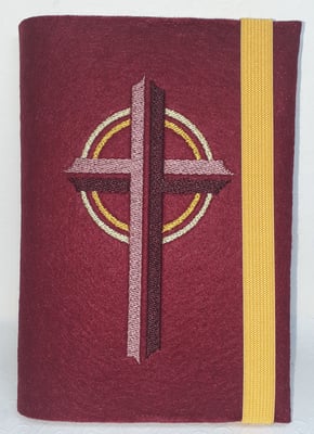 Stickmotiv Kreuz in rose-weinrot auf Filz in bordeaux