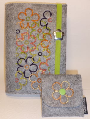 Stickmotiv Blumen in orange-grün-lila auf Filz in hellgrau-meliert, dazu passendes Rosenkranztäschchen