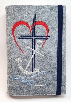 Stickmotiv "Glaube Liebe Hoffnung" mit Welle auf hellgrau-meliertem Filz in rot-marine-silber, Gummi marine 