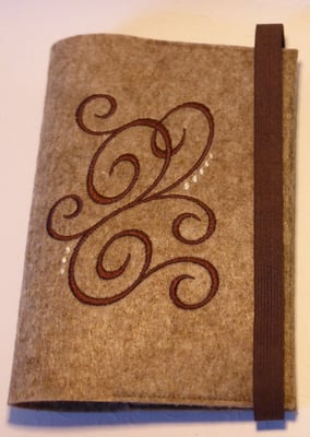 Stickmotiv Ranke in braun mit Gummi in braun auf Filz in kamelhaar (Filzfarbe fällt heller aus)