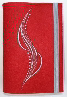 Stickmotiv Welle in silber auf Filz in mohnrot 