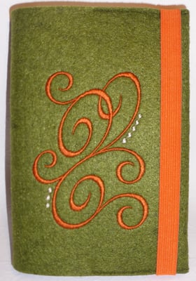 Stickmotiv Ranke in orange mit Gummi in orange auf grün-meliertem Filz