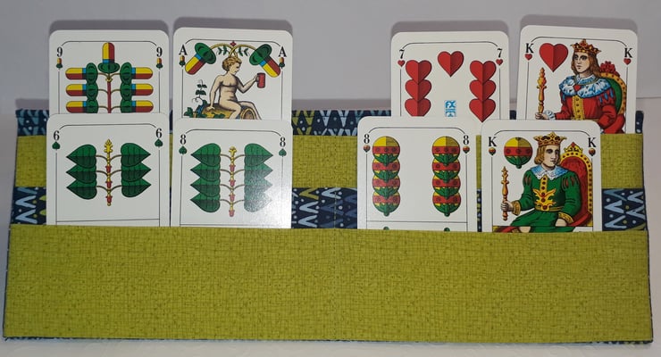 SKH Hier sieht man die drei verschiedenen Ebenen mit Schafkopfkarten. 