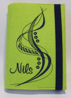 Stickmotiv breite Welle in marine auf Filz in pistazie, Schriftart Mural Script