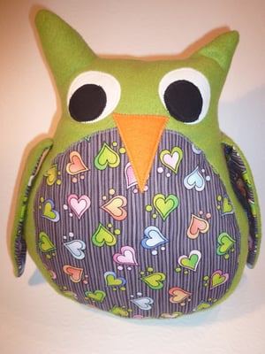 Eulenkissen mit grünen "Federn" (Herzchenstoff in grau vergriffen). 