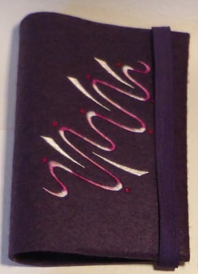 Stickmotiv Wasser mit Farbverlaufsgarn in beere und Gummi in lila auf Filz in pflaume