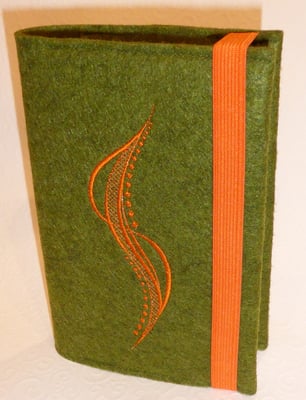 Stickmotiv Welle in orange mit Gummi in orange auf Filz in grün-meliert