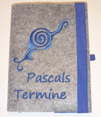 Personalisierte Hülle für den Buchkalender mit Stiftehalter