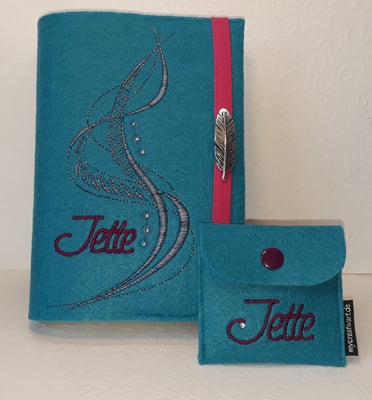 Stickmotiv breite Welle in Farbverlaufsgarn beere-türkis auf Filz in lago mit Strass, Gummi in pink, Metalldeko B, Schriftart Saginaw in beere